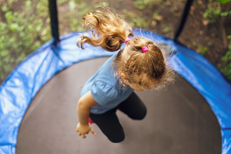 Mädchen auf Trampolin © Shutterstock.jpg