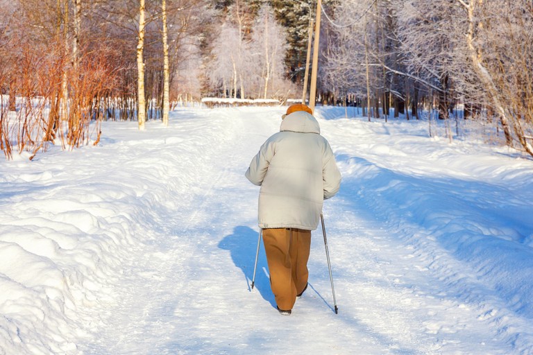 Seniorin im Winter mit Stöcken © Sicheres Vorarlberg