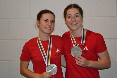 Svenja und Rosa mit Medaille.JPG