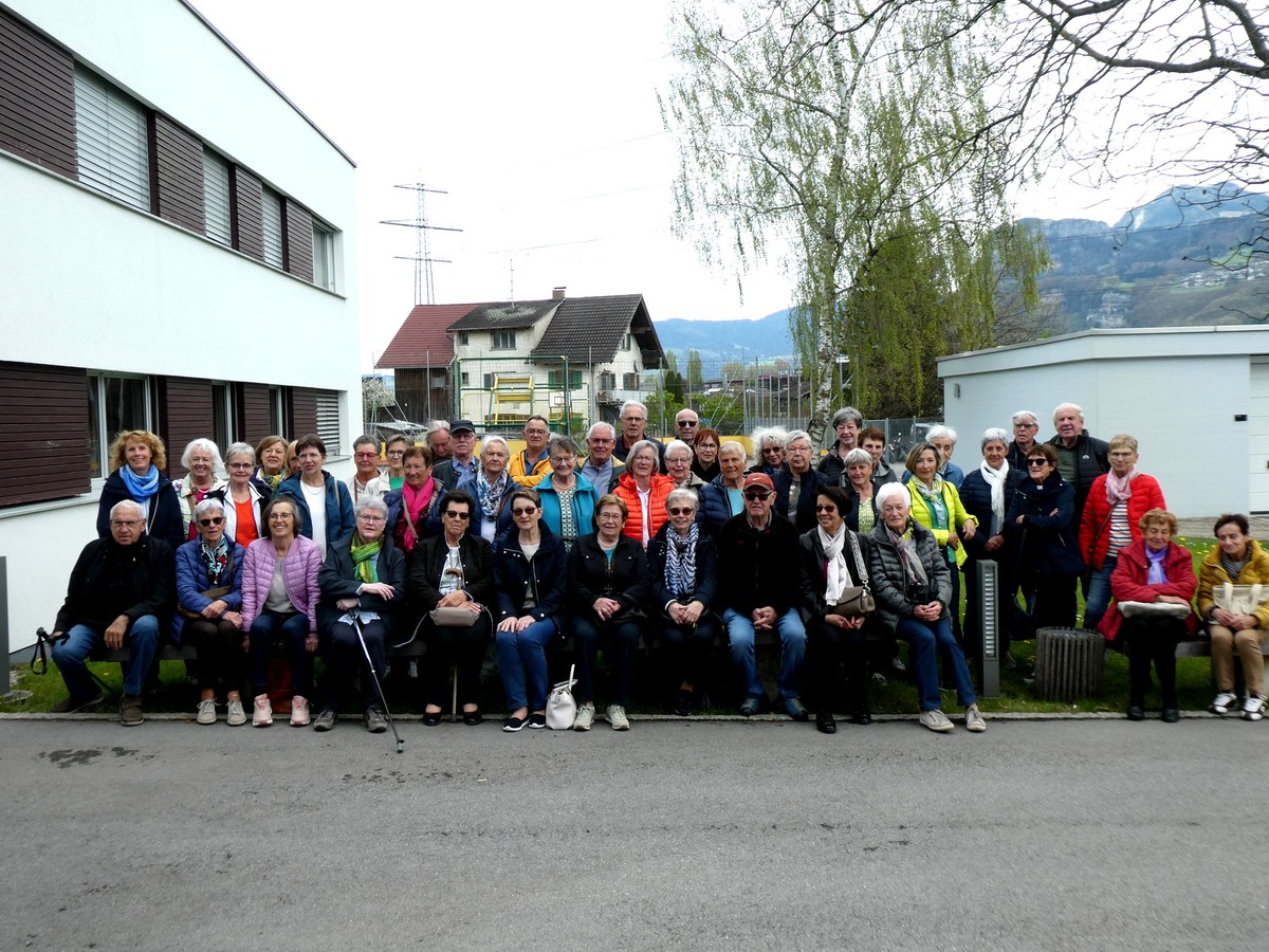 Gruppenfoto vor der Landwirtschaftsschule Hohenems