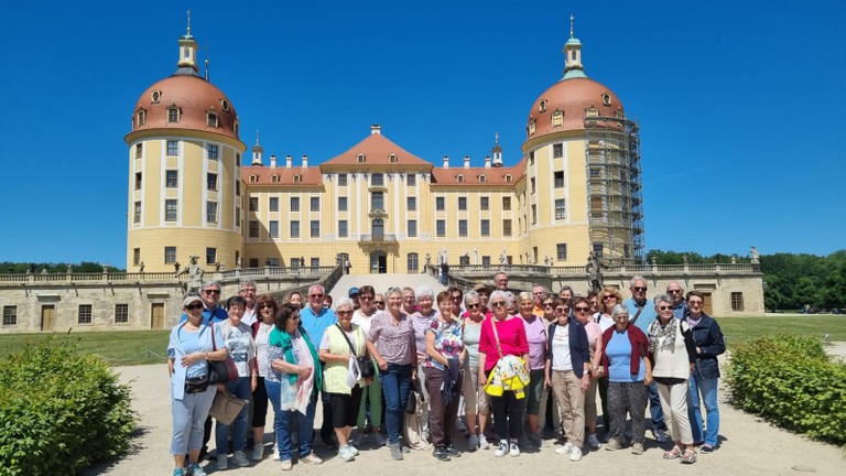 Die Senioren-Gruppe vor dem Schloss Moritzburg
