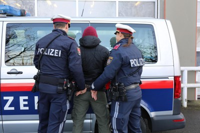 Sicherung am Fzg mit Handschellen © Landespolizeidirektion Vorarlberg.JPG